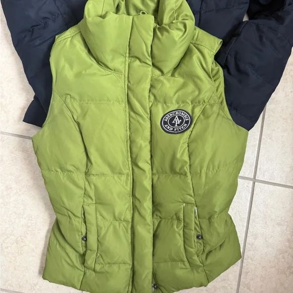 2 Jackets Down Abercrombie & Fitch and Hollister  Girls Puffer Down Vest. XS - Picture 2 of 10